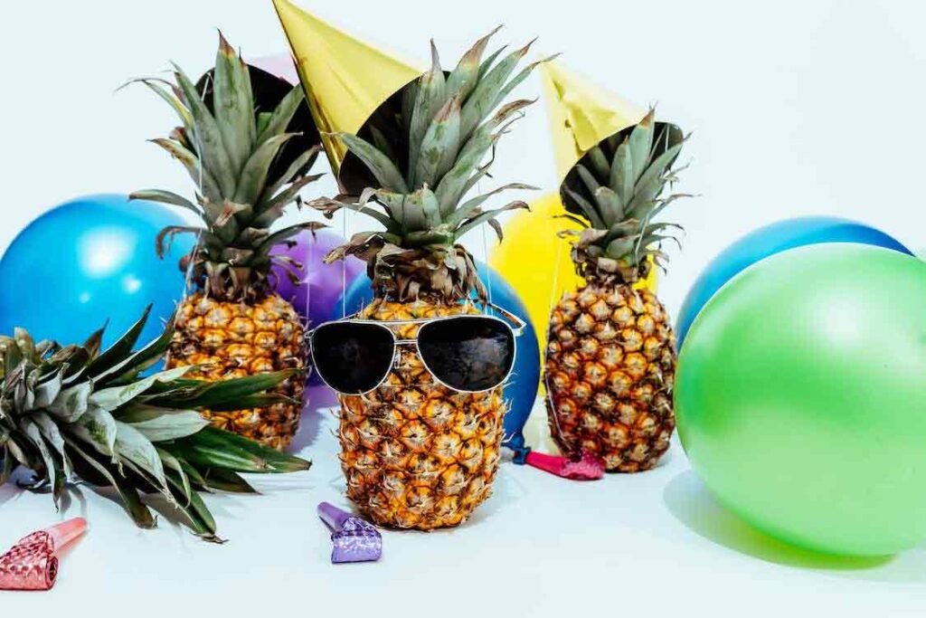 Trois Ananas Entourés De Ballons, message anniversaire