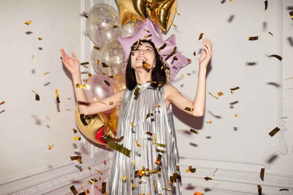 Femme Regardant Tomber Des Confettis