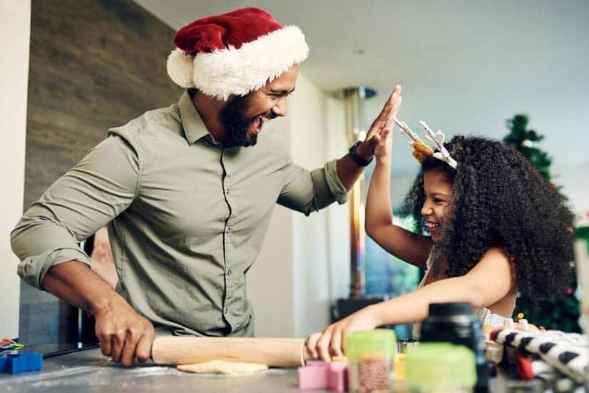 Père et fille apprennent et réussissent à cuisiner avec des recettes ou des ingrédients avec un sourire joyeux, un soutien à la cuisine familiale et aux célébrations et ravis pour les biscuits de Noël en vacances