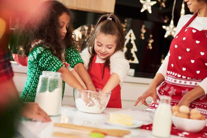 Pendant la période de Noël, la famille prépare le dessert ensemble.