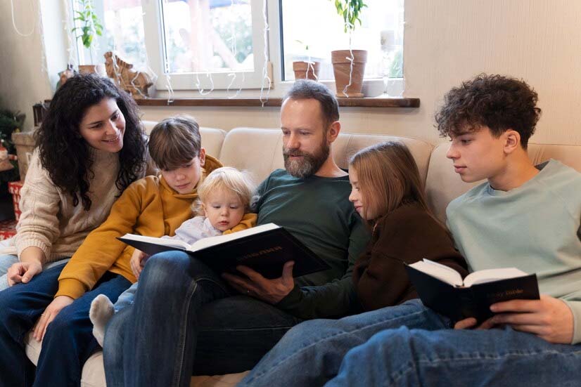 famille chrétienne lisant la bible ensemble