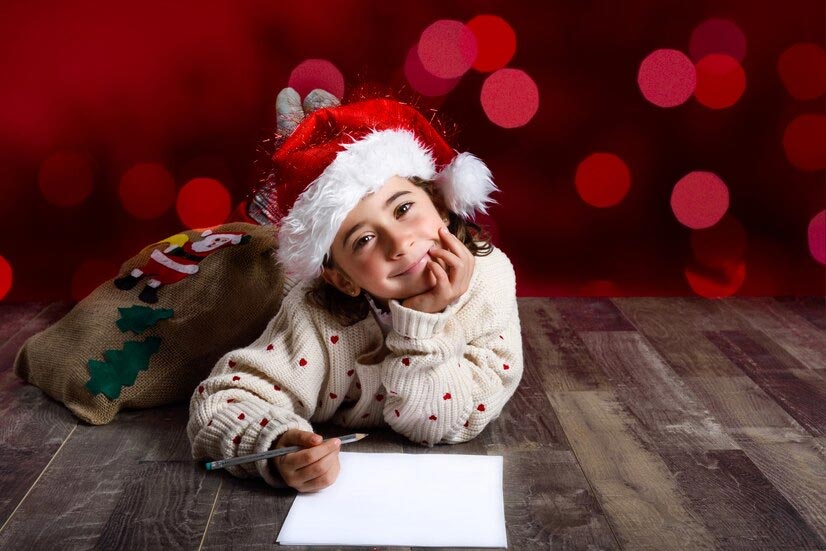 Une jeune fille écrivant un poème de Noël pour Enfants.