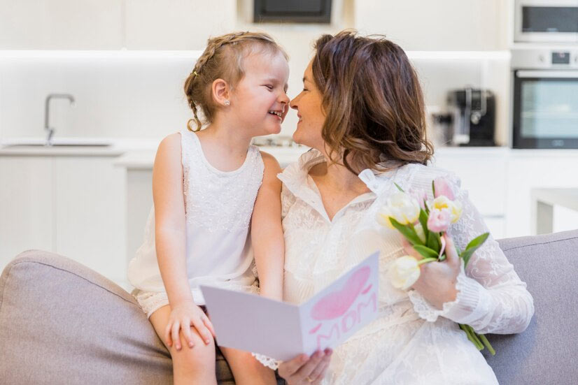 Mère et fille avec une carte de Poème Fête des mères