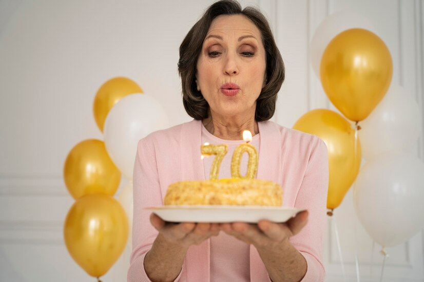 Textes Joyeux Anniversaire 70 ans, femme de 70 ans soufflant une bougie d'anniversaire